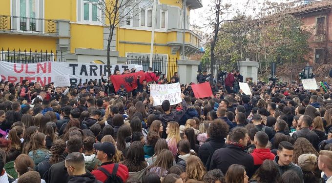 Protesta e studenteve: Ministria e Arsimit terhiqet nga tarifa per provimet e mbartura